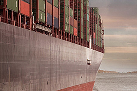 Ein großen Containerschiff.